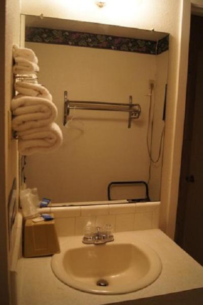 Queen Room at Budget Inn, photo 4