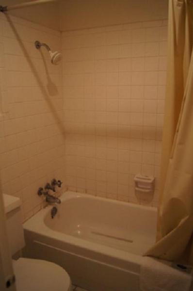 Queen Room at Budget Inn, photo 2